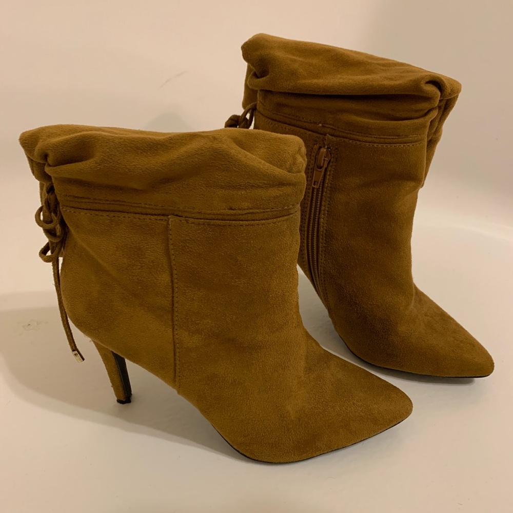 Zigi Soho - Model Jeenie - Tan Suede 4” Heel Ladies Ankle Boots EUC Size 8.5